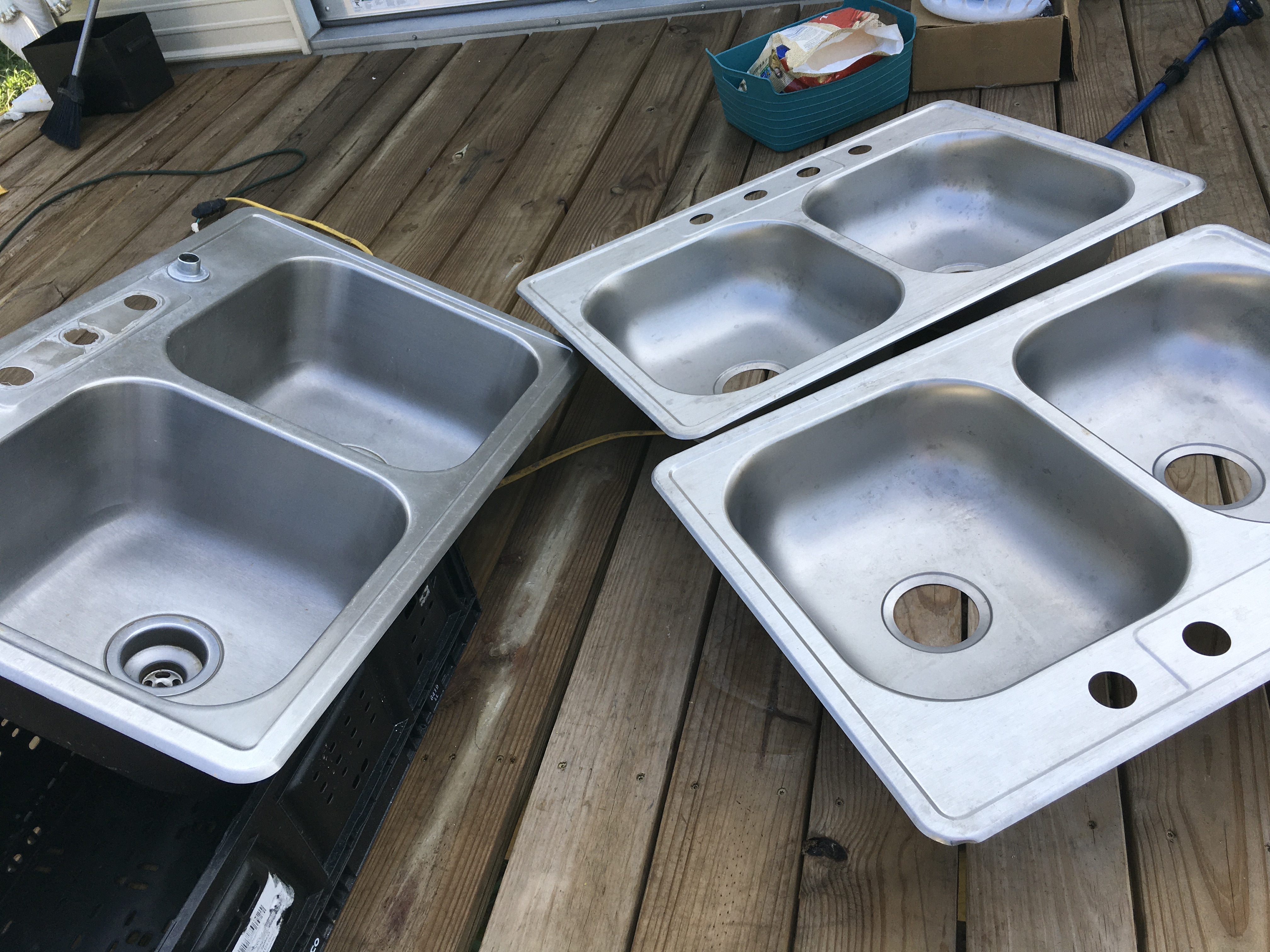 3 kitchen sinks Swico Auctions