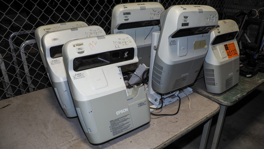 8 Epson 450Wi ultra short throw projectors Swico Auctions