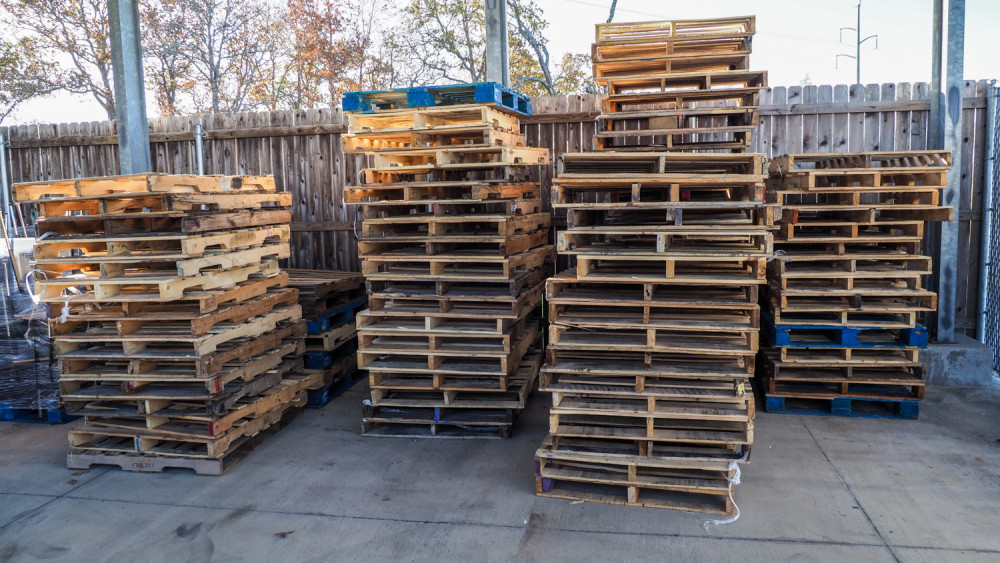 Approximately 100 wood pallets Swico Auctions