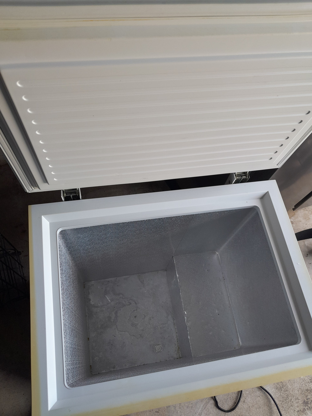 Lot 9281 GE deep freezer Swico Auctions