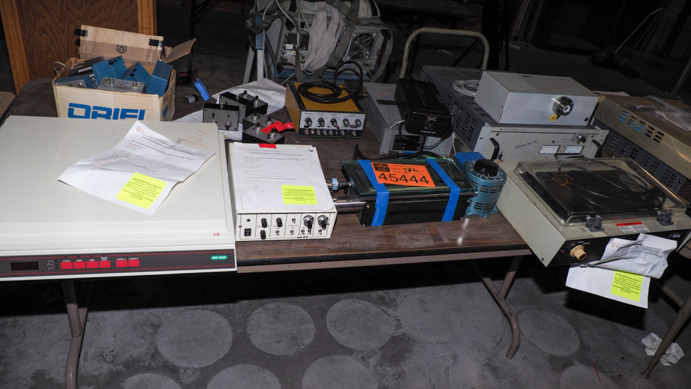Table of lab equipment Swico Auctions