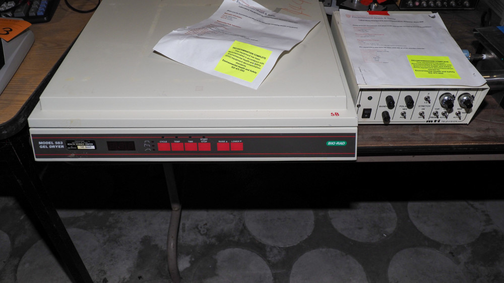 Table of lab equipment Swico Auctions