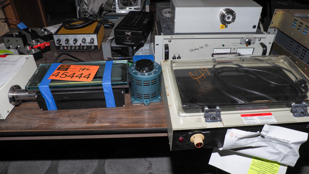 Table of lab equipment Swico Auctions