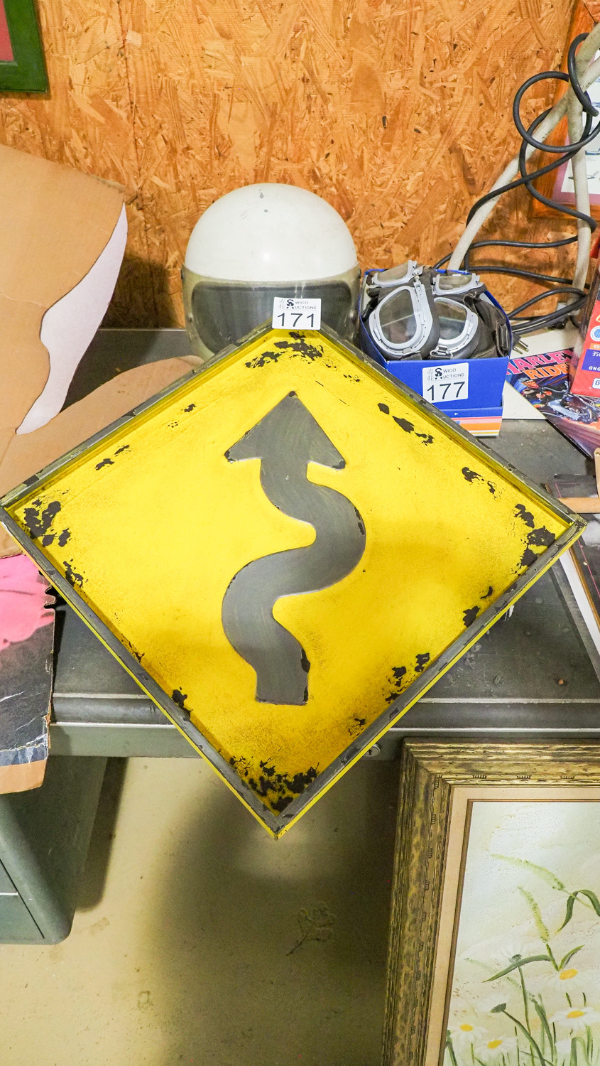 Sign 171 Sign Metal curved arrow sign - Swico Auctions
