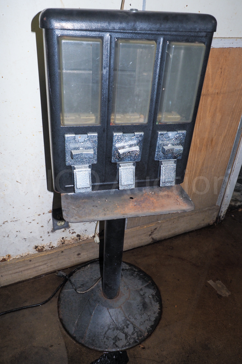 Coin operated candy vending machine Swico Auctions